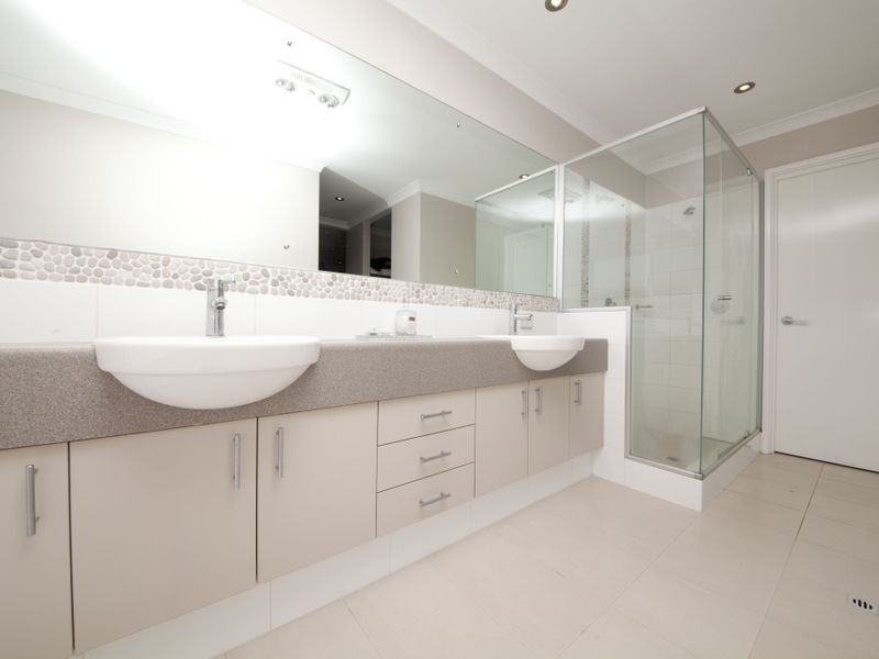 8 Barrington Avenue, Champion Lakes WA 6111