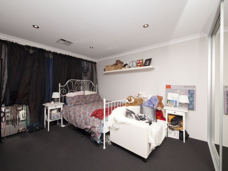 8 Barrington Avenue, Champion Lakes WA 6111