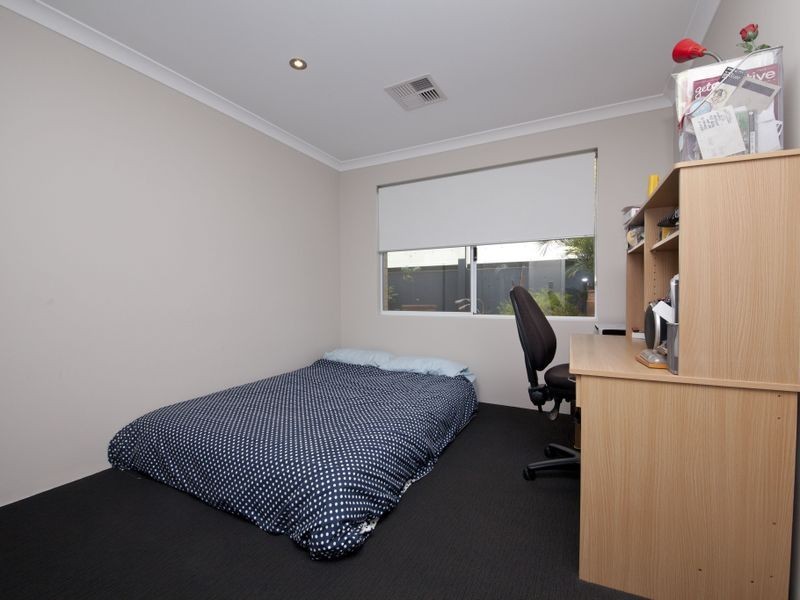 8 Barrington Avenue, Champion Lakes WA 6111