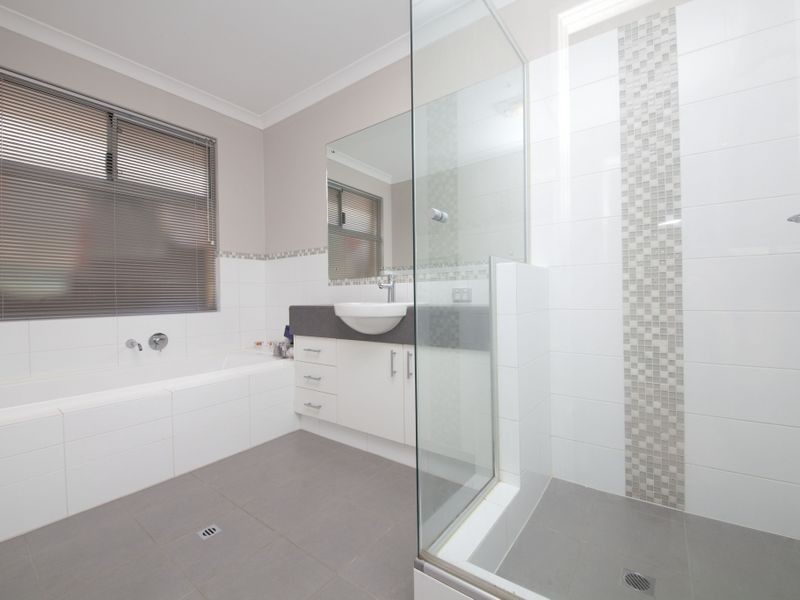 8 Barrington Avenue, Champion Lakes WA 6111