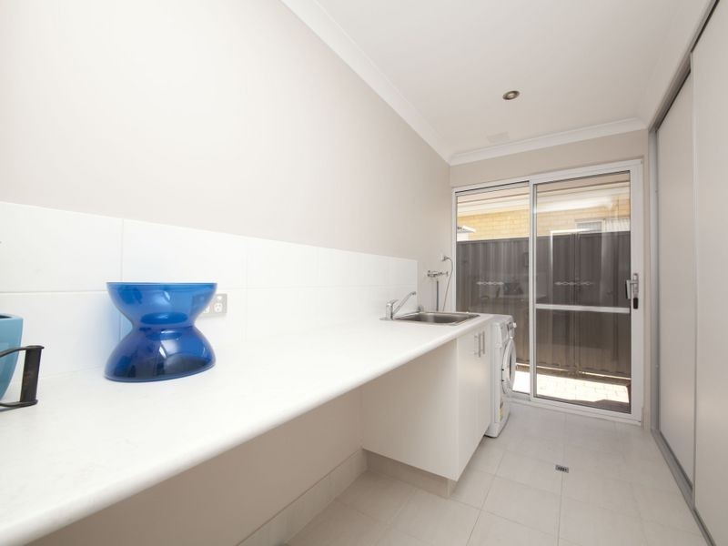 8 Barrington Avenue, Champion Lakes WA 6111