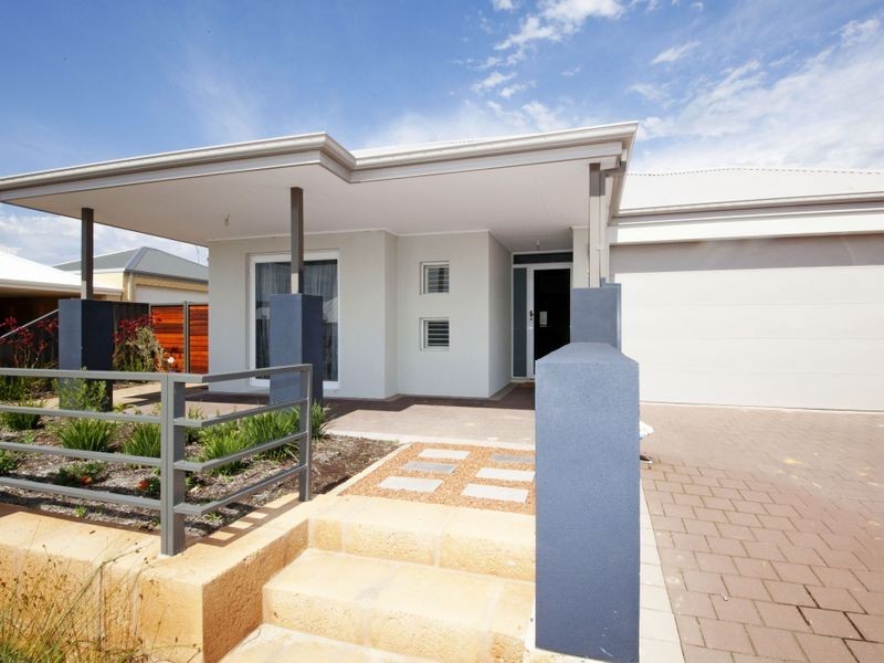 8 Barrington Avenue, Champion Lakes WA 6111