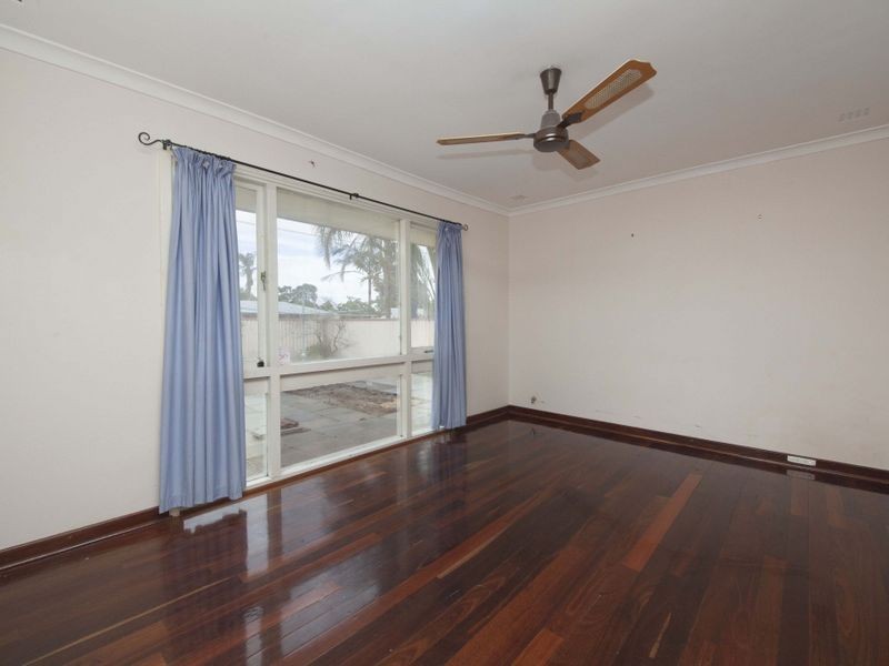 26 Ravenscroft Way, Kelmscott WA 6111