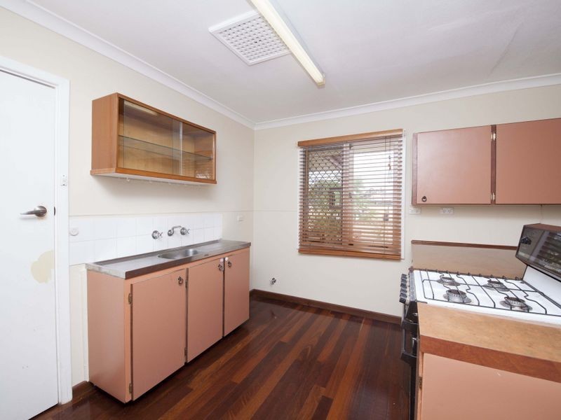 26 Ravenscroft Way, Kelmscott WA 6111