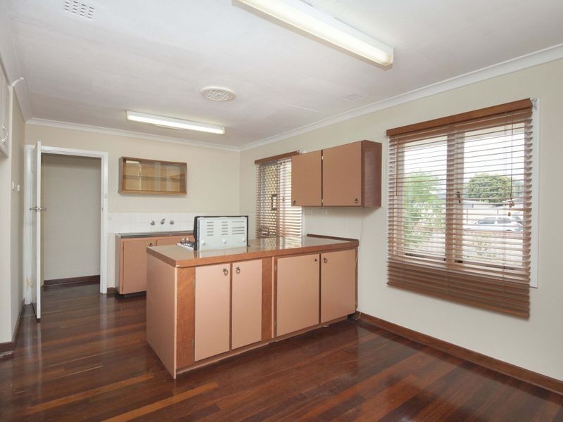 26 Ravenscroft Way, Kelmscott WA 6111