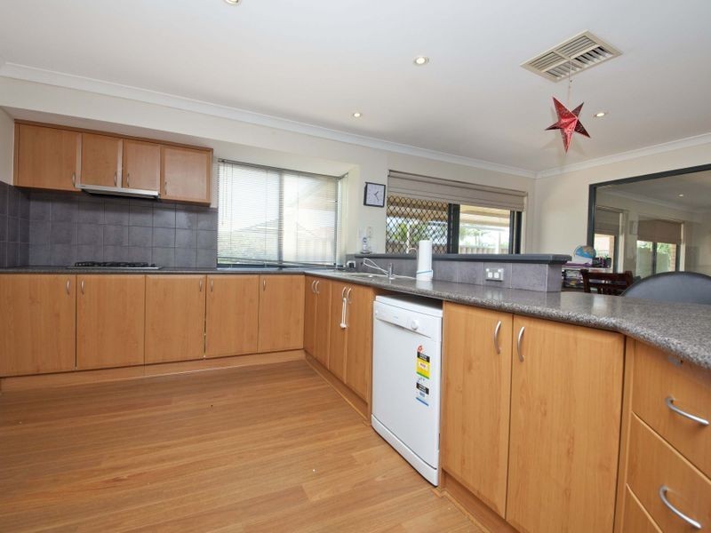 16 Crowlin Gardens, Seville Grove WA 6112