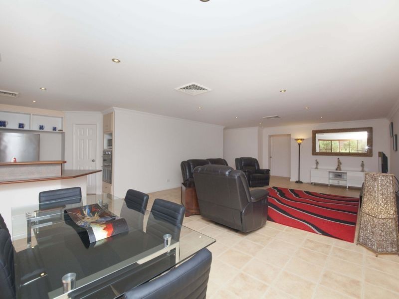 8 Rise Court, Mount Richon WA 6112