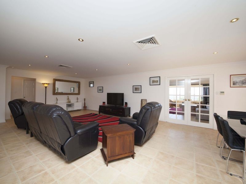 8 Rise Court, Mount Richon WA 6112