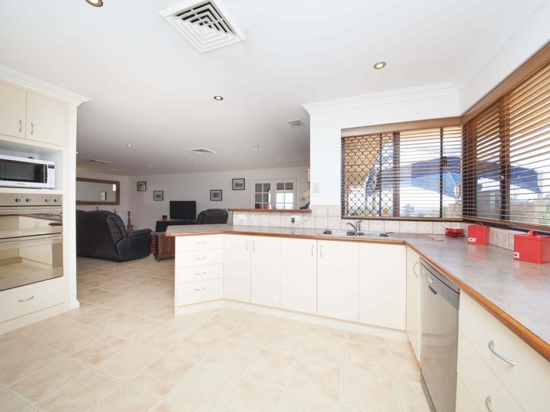 8 Rise Court, Mount Richon WA 6112