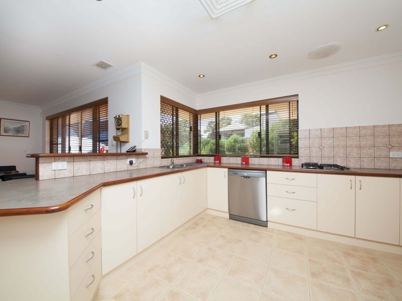 8 Rise Court, Mount Richon WA 6112