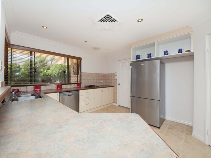 8 Rise Court, Mount Richon WA 6112