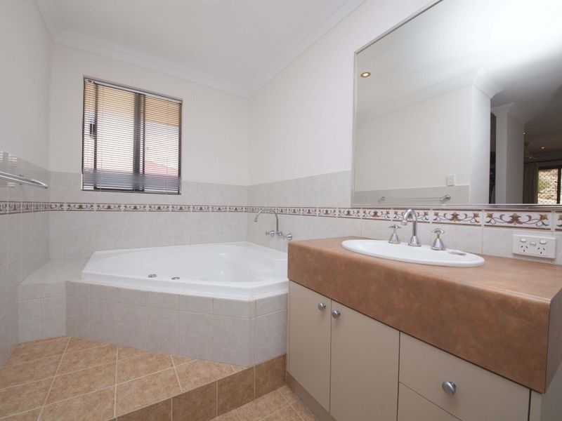 8 Rise Court, Mount Richon WA 6112