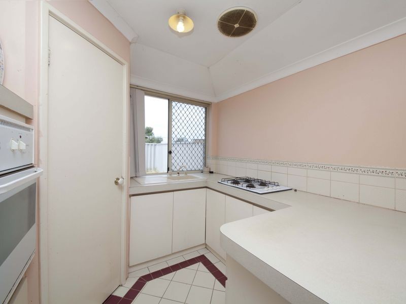 2/11 Wellington Street, Queens Park WA 6107