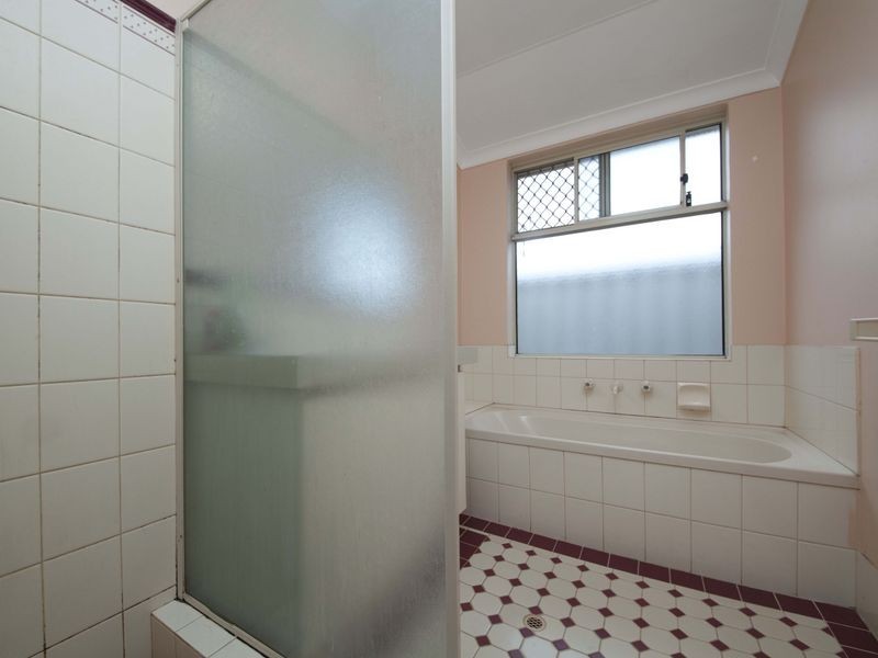 2/11 Wellington Street, Queens Park WA 6107