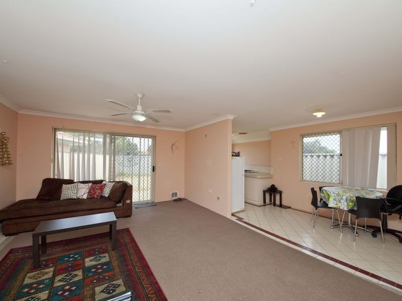 2/11 Wellington Street, Queens Park WA 6107