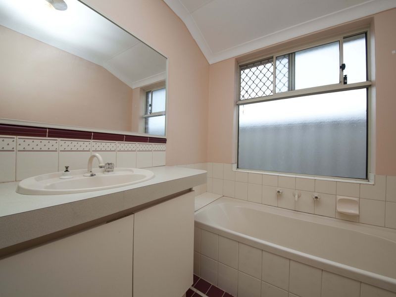 2/11 Wellington Street, Queens Park WA 6107