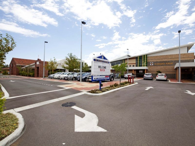 2/11 Wellington Street, Queens Park WA 6107