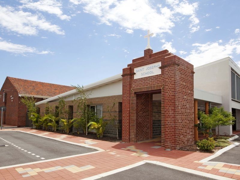 2/11 Wellington Street, Queens Park WA 6107