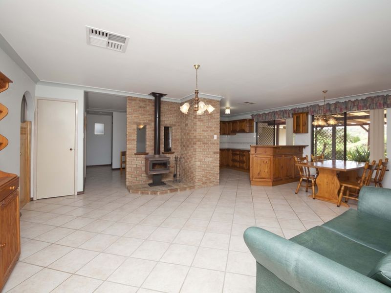 64 Amethyst Crescent, Mount Richon WA 6112