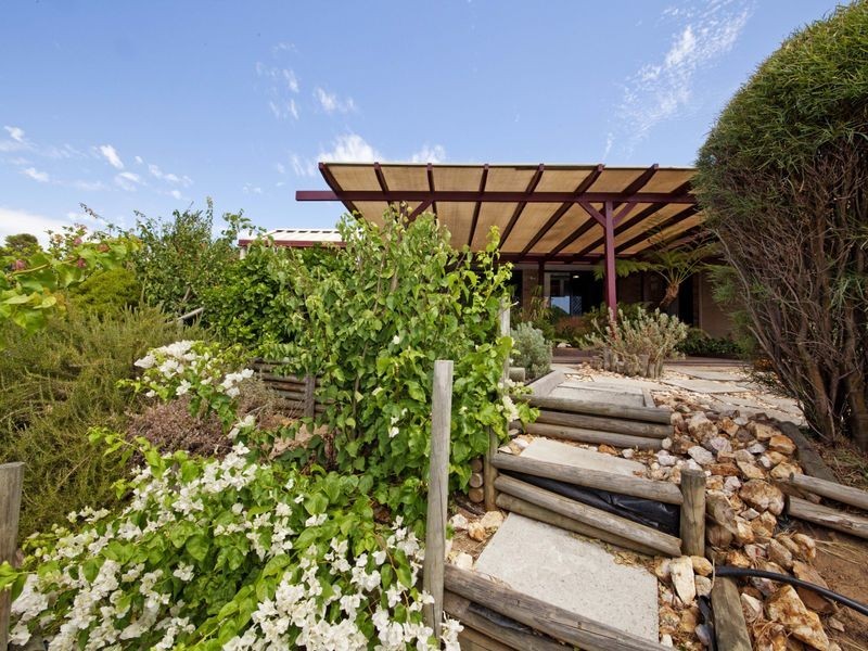 64 Amethyst Crescent, Mount Richon WA 6112