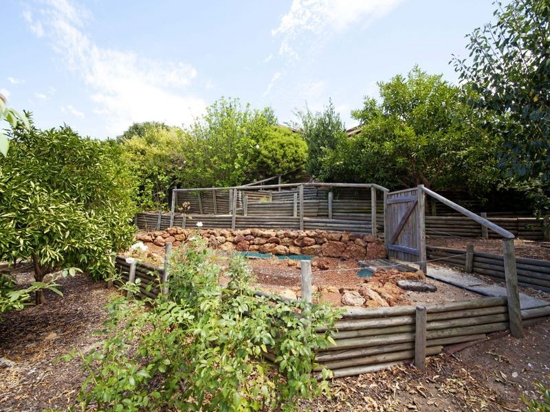 64 Amethyst Crescent, Mount Richon WA 6112