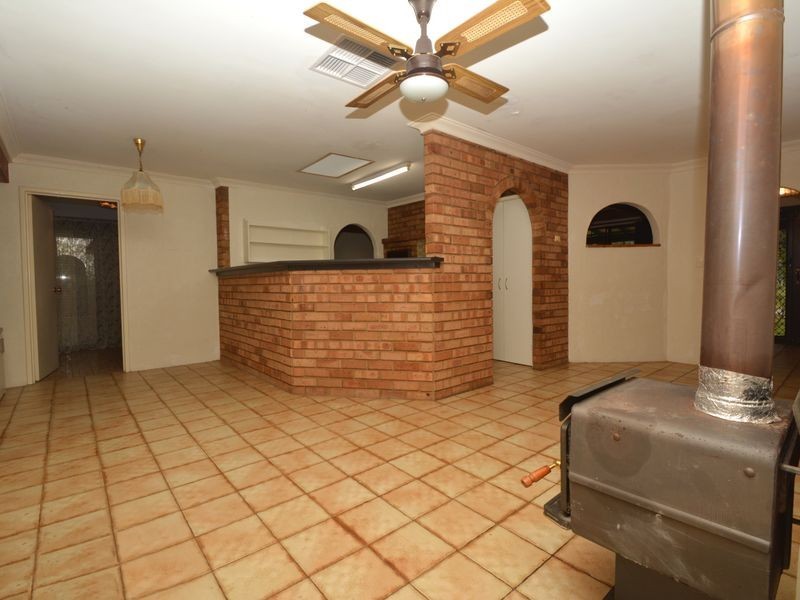 35 Gilwell Ave, Kelmscott WA 6111