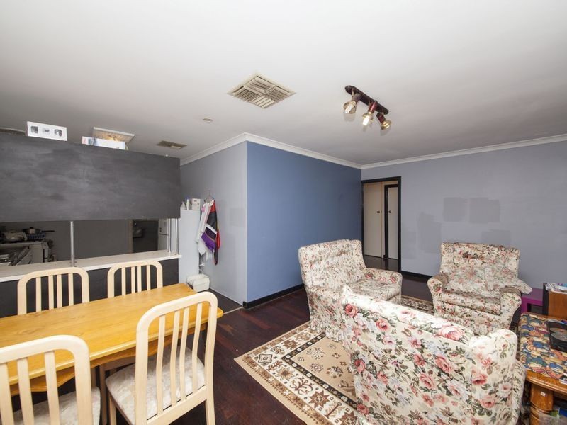 22 Ravenscroft Way, Kelmscott WA 6111