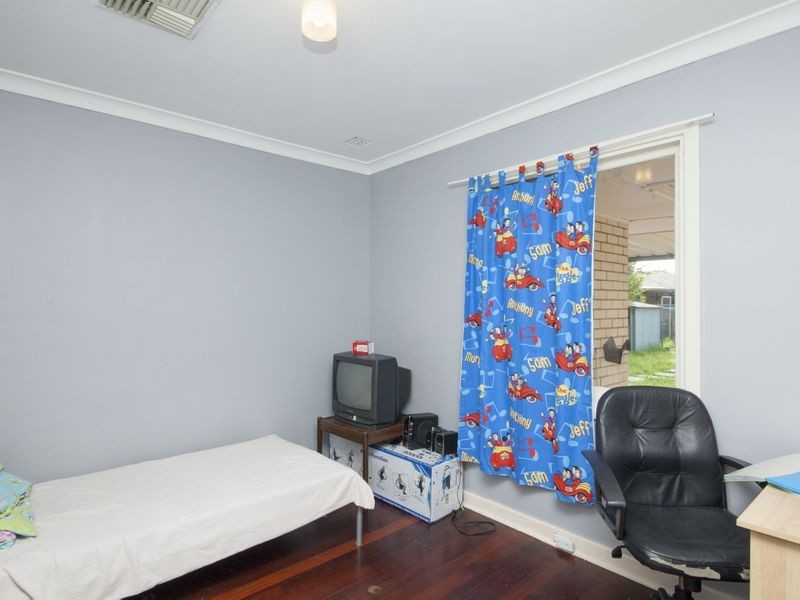 22 Ravenscroft Way, Kelmscott WA 6111