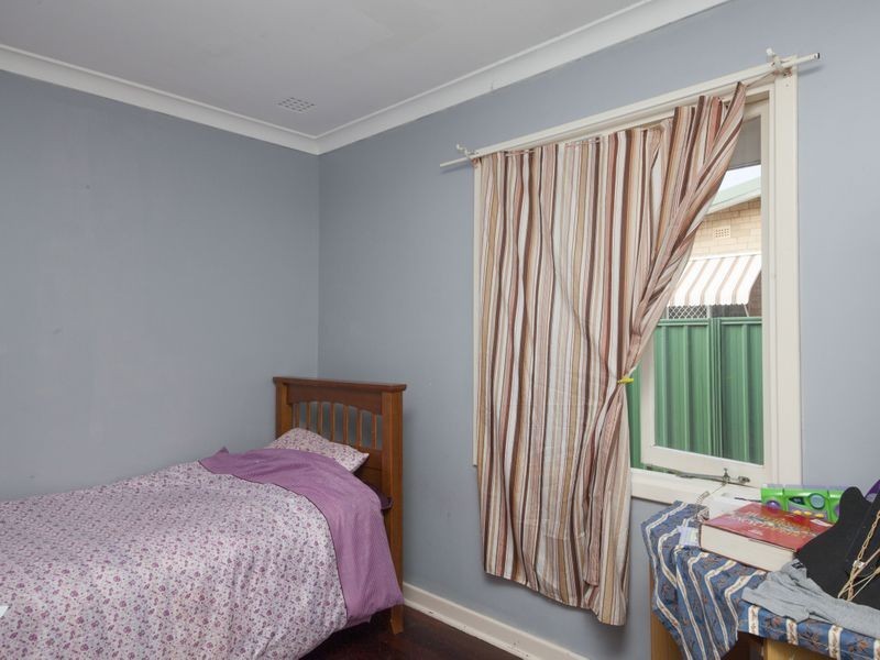 22 Ravenscroft Way, Kelmscott WA 6111