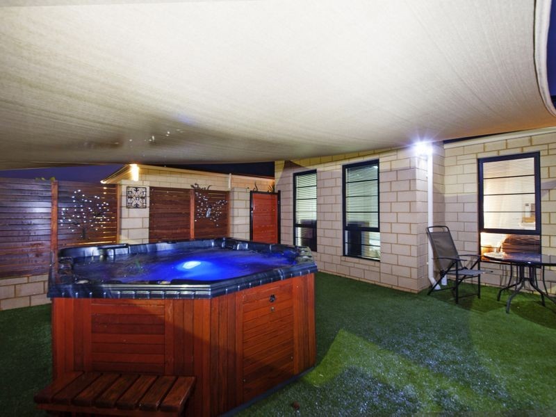 32 Honeydew Bend, Darling Downs WA 6122