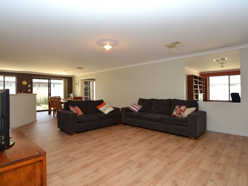 43 Seville Drive, Seville Grove WA 6112