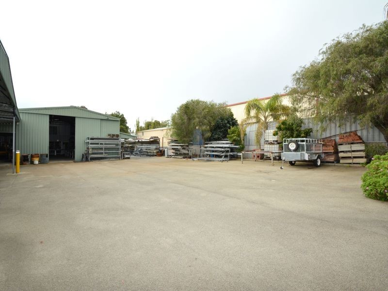 4 Burns Road, Armadale WA 6112