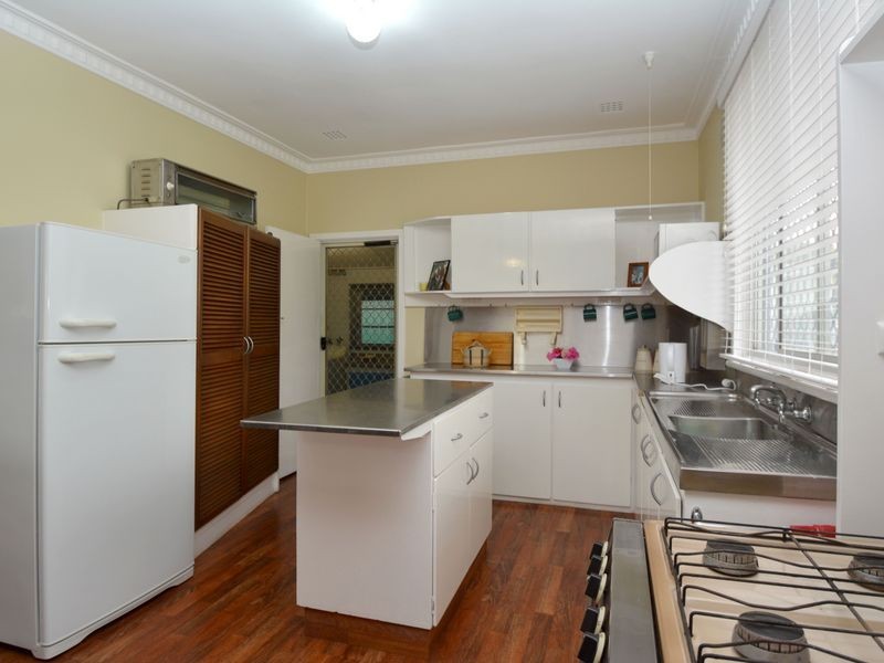 4 Burns Road, Armadale WA 6112