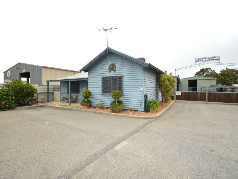 4 Burns Road, Armadale WA 6112