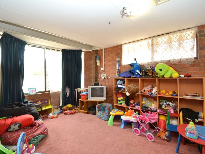 8 Smith Close, Armadale WA 6112