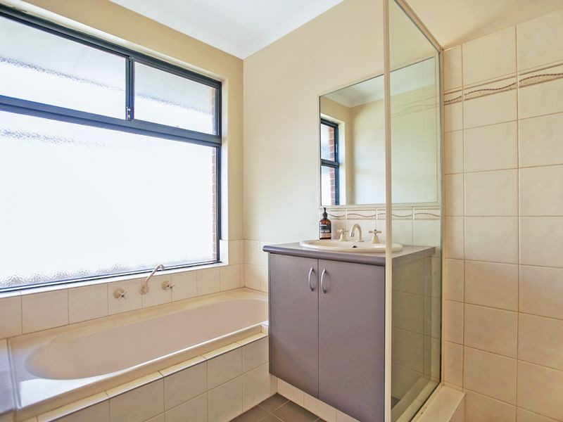 16 Milano Loop, Seville Grove WA 6112
