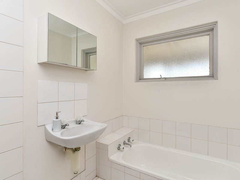 5 Kari Court, Camillo WA 6111