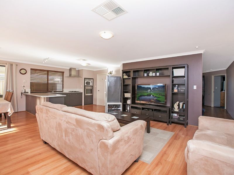 52 McCubbin Loop, Seville Grove WA 6112