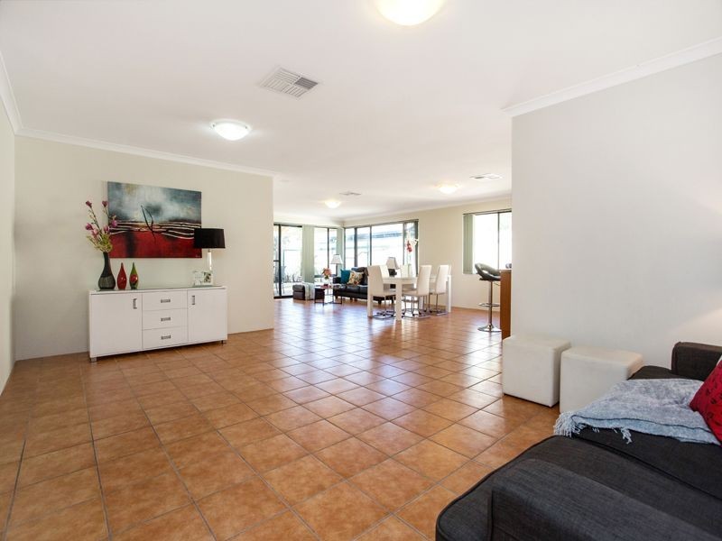 13 Reeves Entrance, Success WA 6164