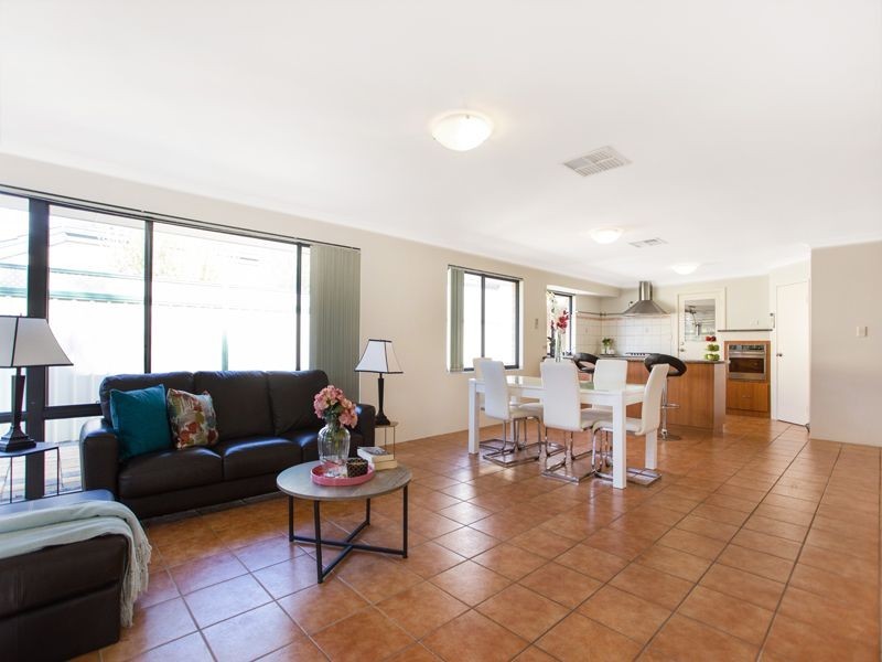 13 Reeves Entrance, Success WA 6164