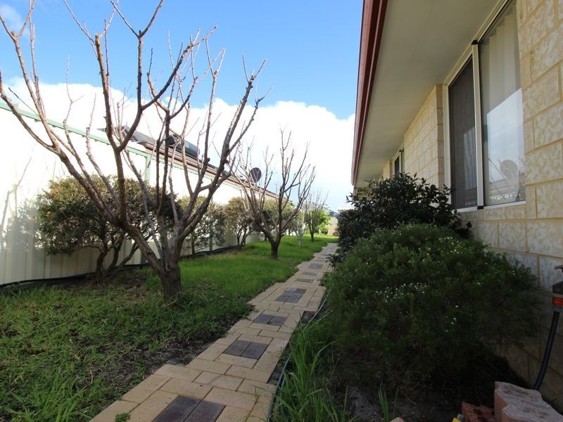 1 Glasgow Way, Seville Grove WA 6112