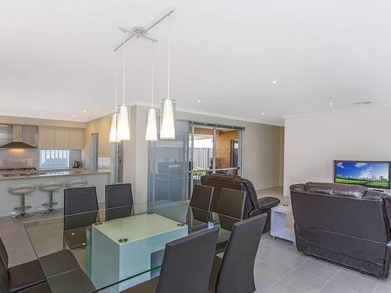 8 Hazewinkel Gardens, Champion Lakes WA 6111