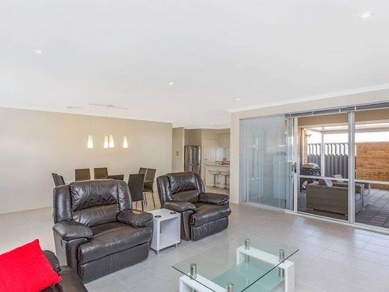 8 Hazewinkel Gardens, Champion Lakes WA 6111