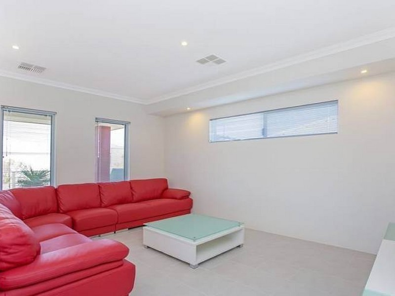 8 Hazewinkel Gardens, Champion Lakes WA 6111