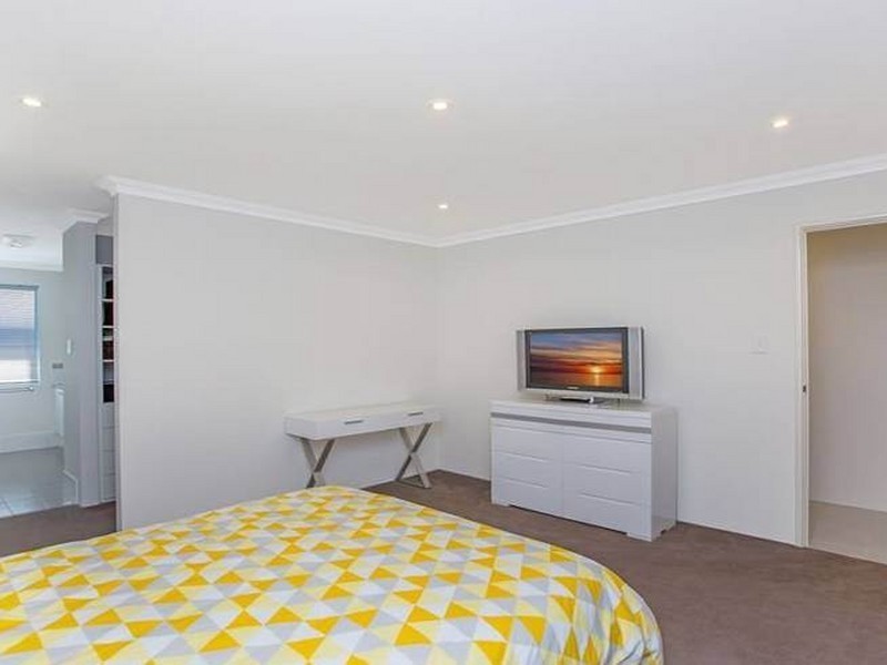 8 Hazewinkel Gardens, Champion Lakes WA 6111