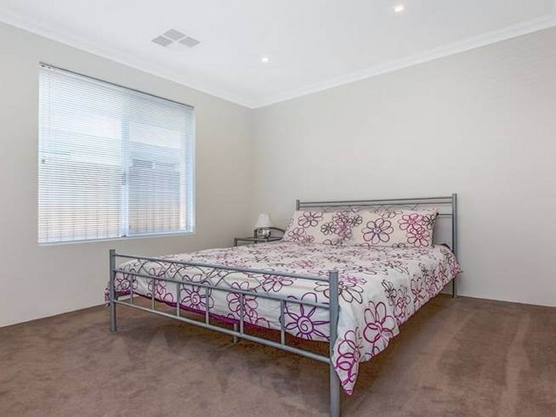 8 Hazewinkel Gardens, Champion Lakes WA 6111