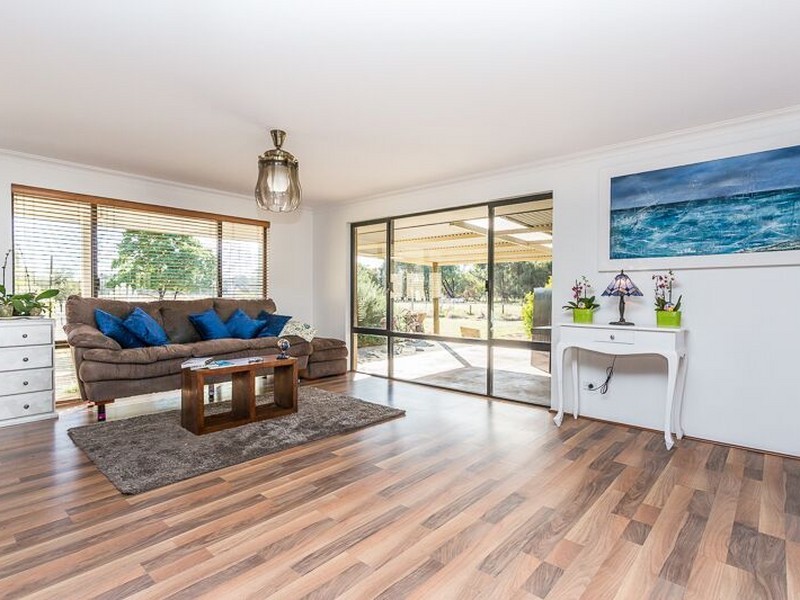 170 Country Drive, Oakford WA 6121
