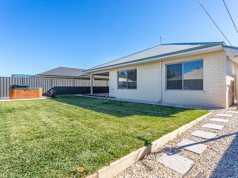 1 Thoroughbred Drive, Darling Downs WA 6122