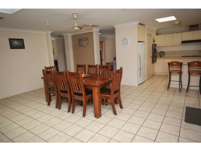 94 Ravenscroft Way, Kelmscott WA 6111