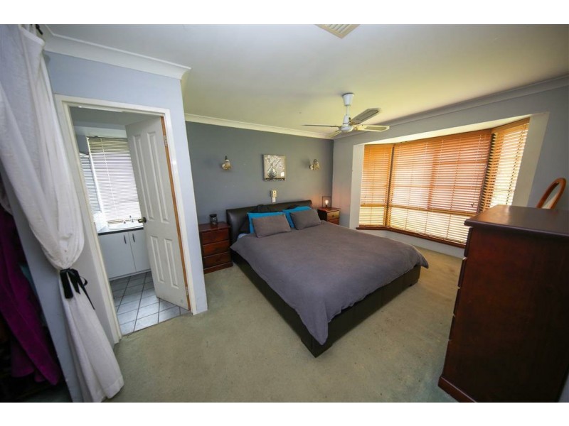 94 Ravenscroft Way, Kelmscott WA 6111